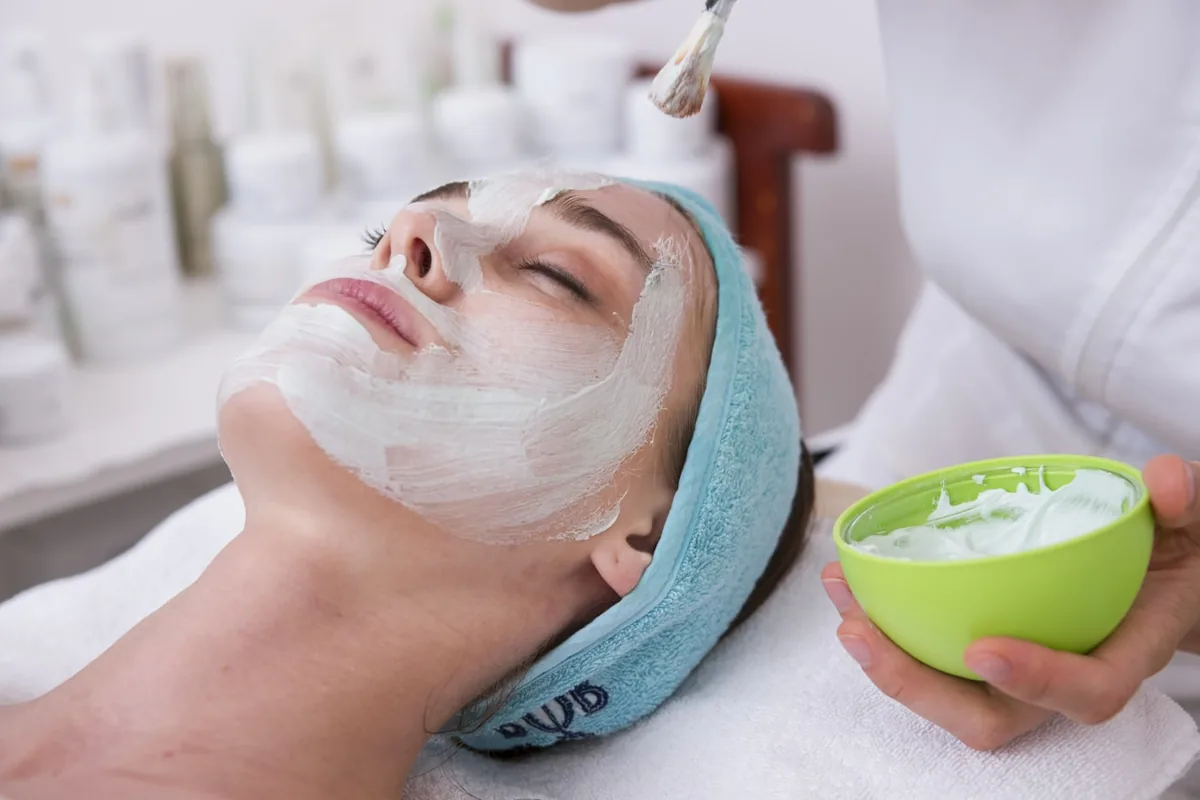 Kosmetolog aplikuje serum podczas zabiegu pielęgnacyjnego